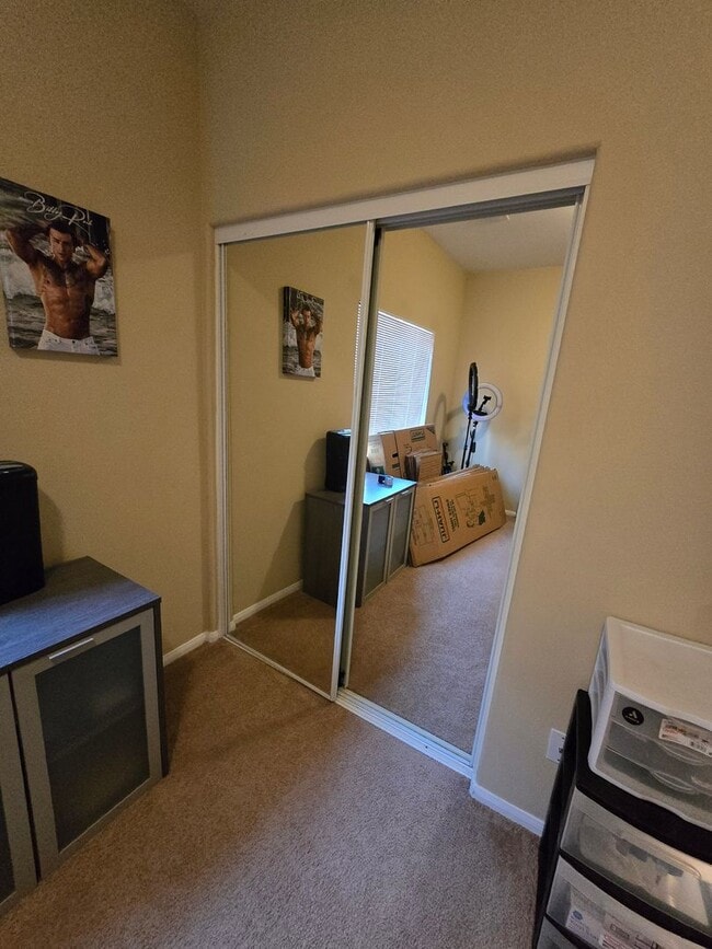 Building Photo - 3 Bedroom 2 Bath located in Mountain View DHS