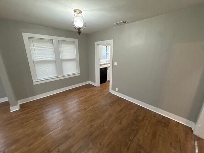 Building Photo - 4 Bed 2 Bath Home - HUGE BACKYARD