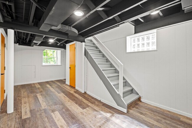 Building Photo - AVAILABLE JULY 1ST!! Don't miss this STUNNING 3 bedroom!