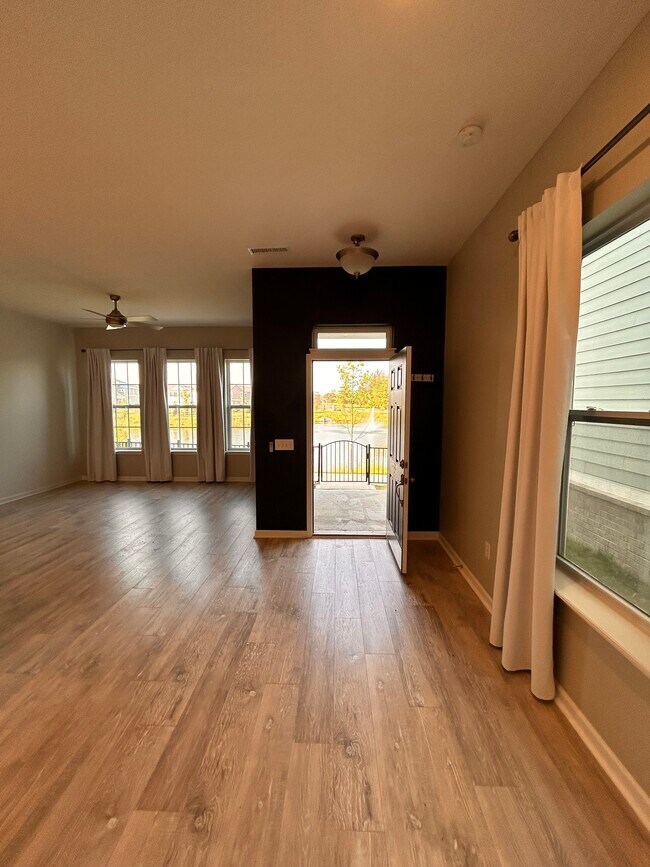 Building Photo - 1099 Valentine Ln