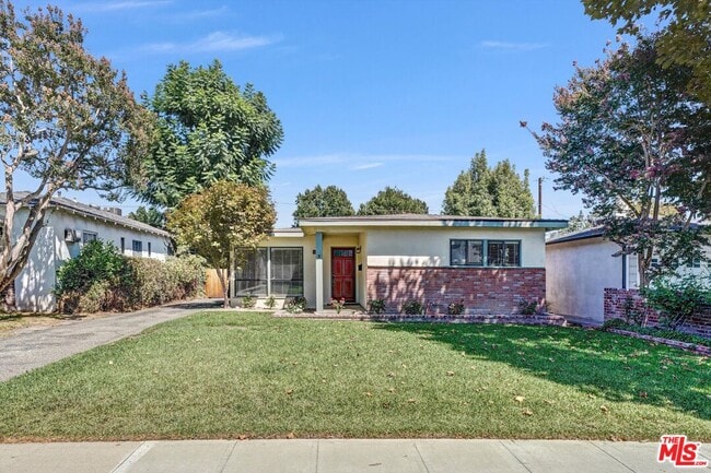 Building Photo - 520 N Beachwood Dr