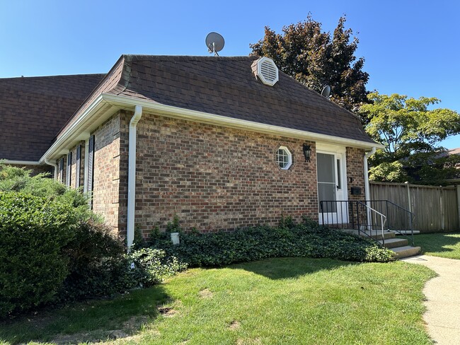 Building Photo - 2511 Dover Ln