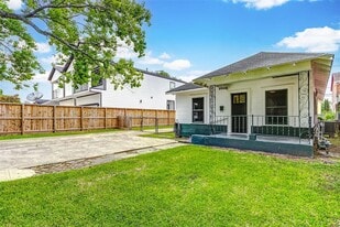 Building Photo - 406 Hahlo St