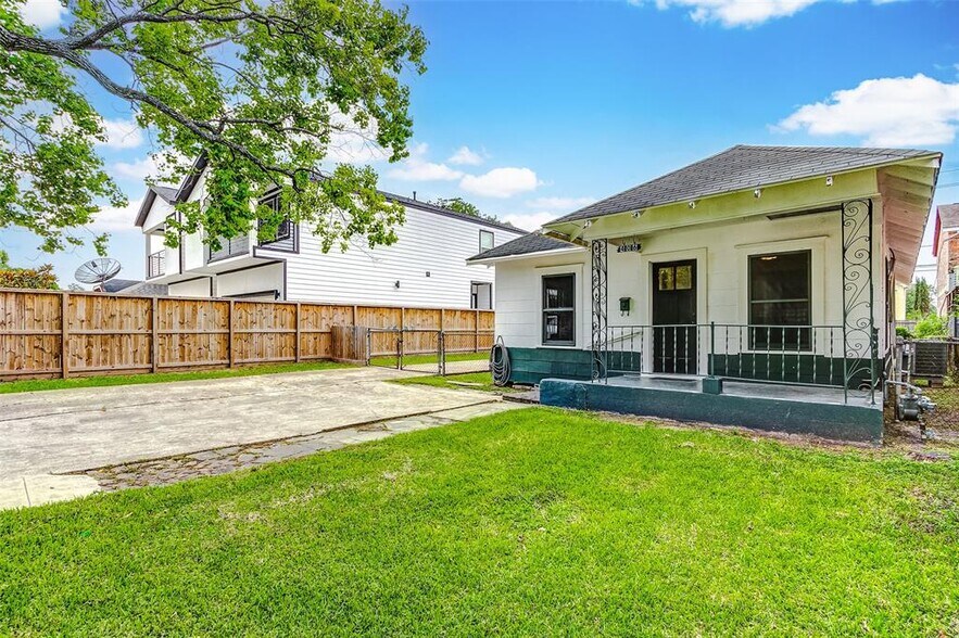 Primary Photo - 406 Hahlo St