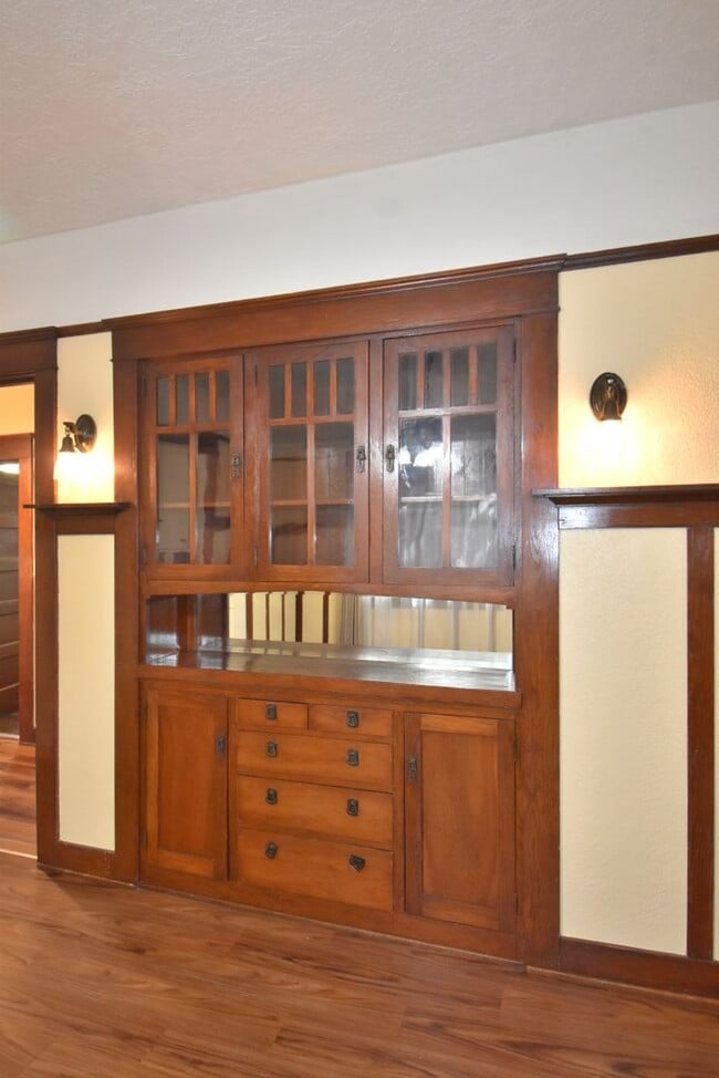 Building Photo - Beautiful Unique Home in Downtown Lebanon!