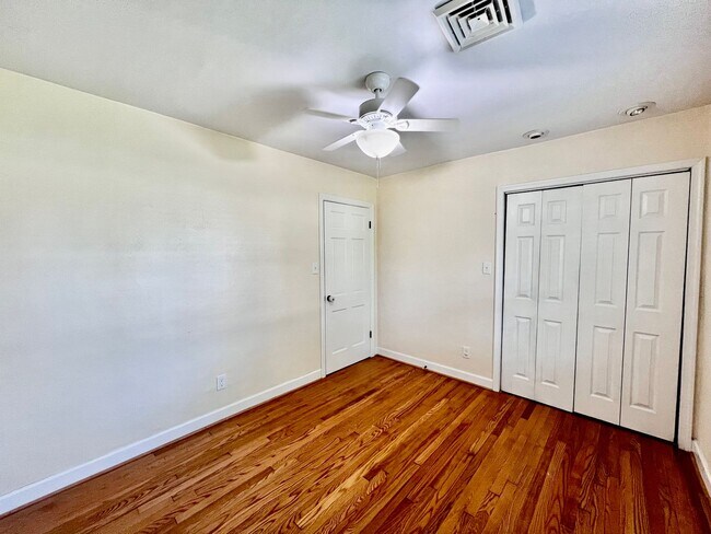 Building Photo - Brick ranch on half acre lot in Virginia B...