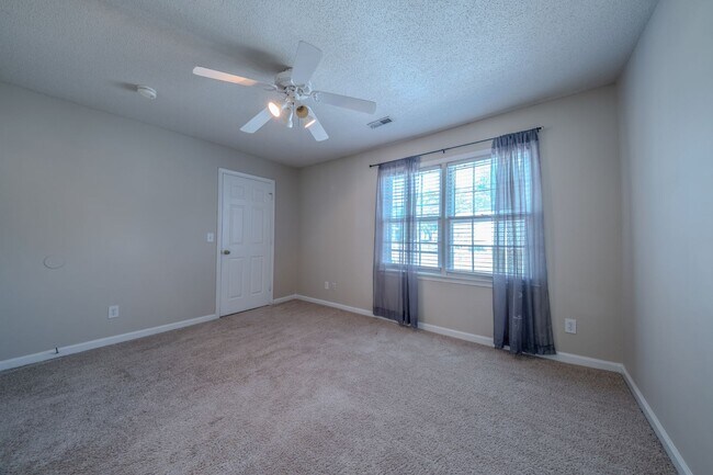 Building Photo - 907 Shelby Dr