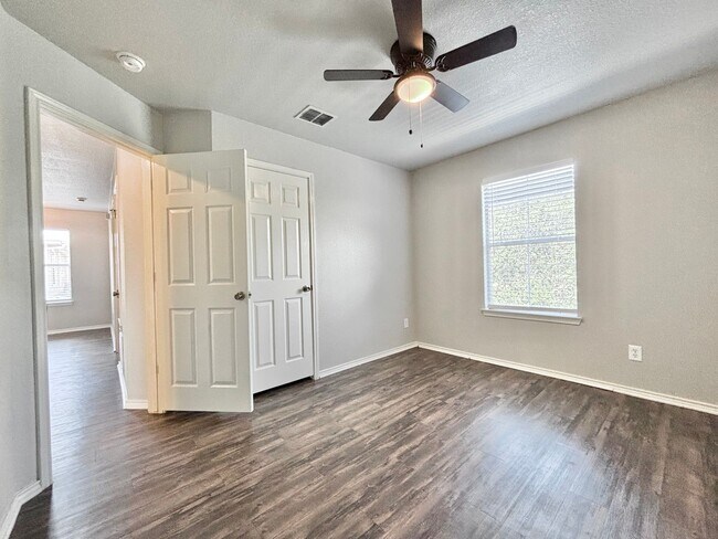 Building Photo - Amazing 4 Bedroom Home!