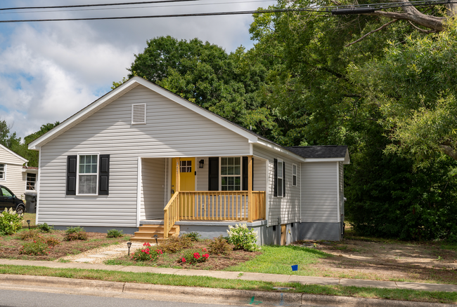 Building Photo - Cozy Charm and Modern Comfort! Fully Renov...