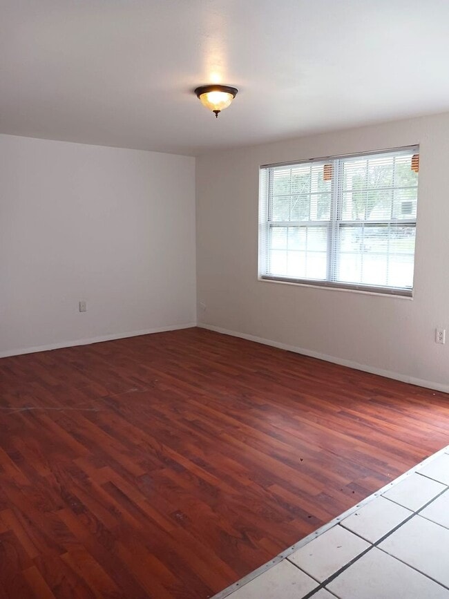Building Photo - Spacious 3 bedroom / 1 Bath Single Family Home