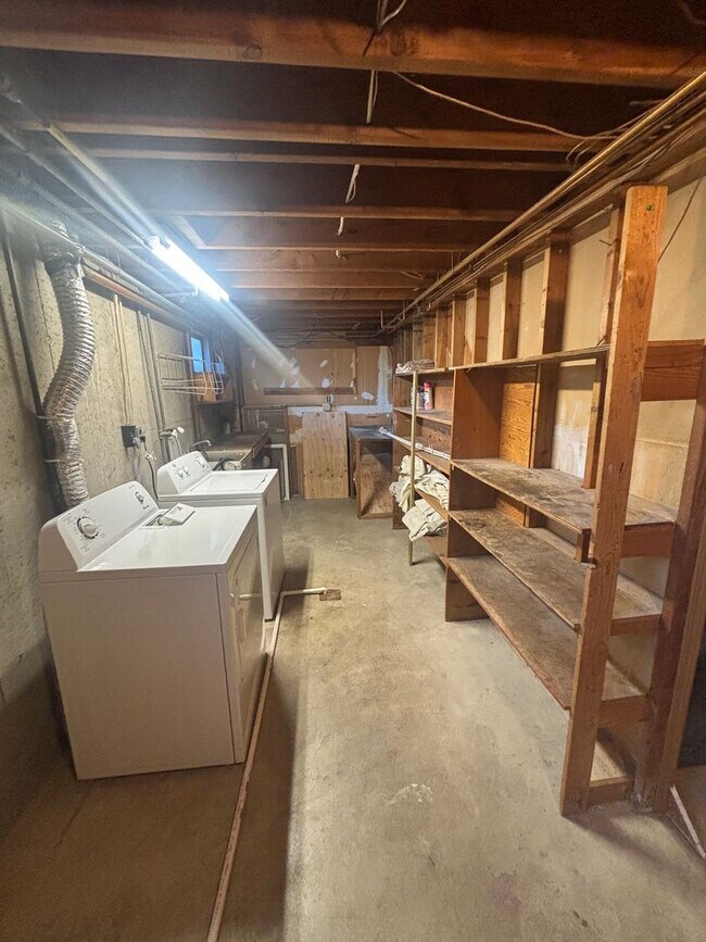 Building Photo - Maple Ave Duplex