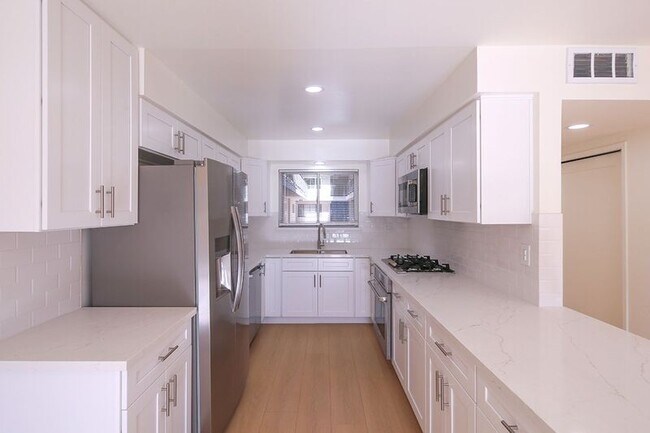 Building Photo - 3155 Montrose Ave