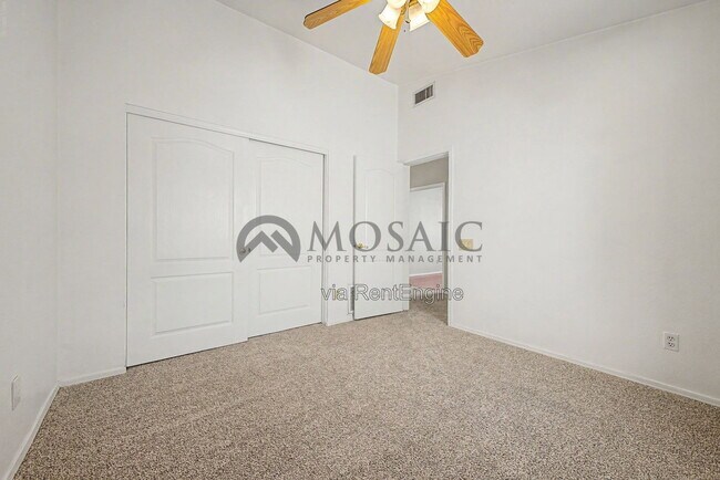 Building Photo - 1819 E Cascade Dr