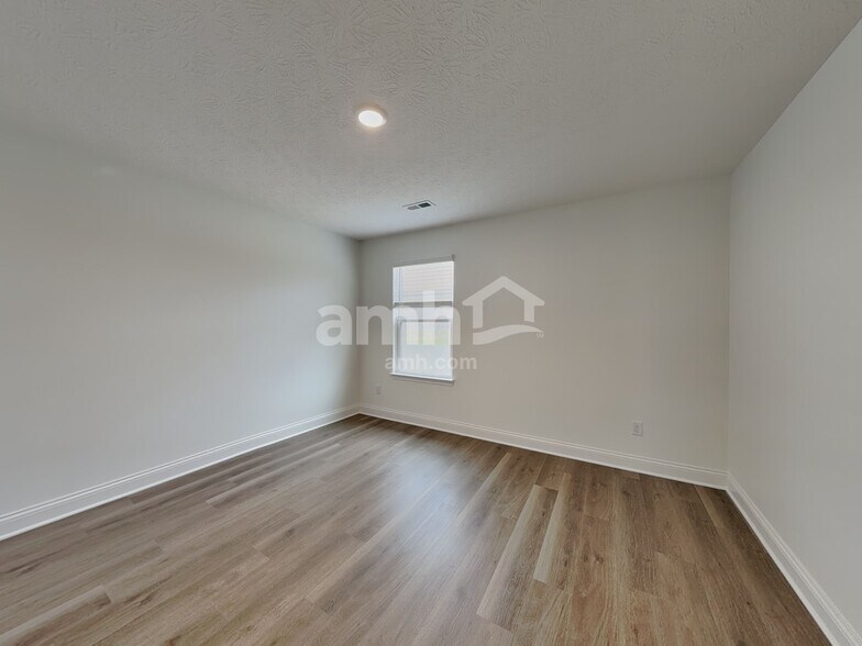 Building Photo - 9025 Henley Ave