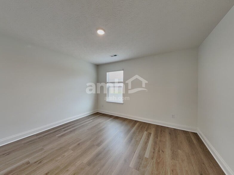 Building Photo - 9058 Henley Ave