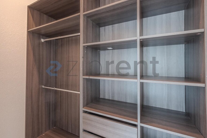 Building Photo - Unit