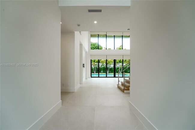 Building Photo - 333 NE Spanish Ct