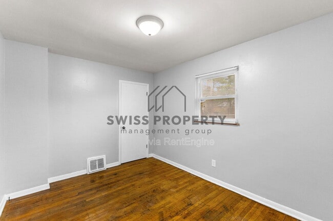 Building Photo - 386 S Napoleon Ave