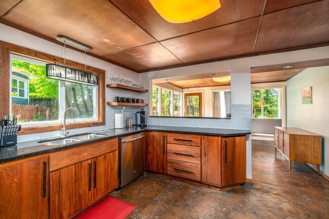 Building Photo - Beautiful Single Family Home w Massive Yard for Rent