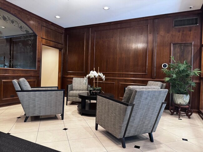 Building Photo - 2100 N Lincoln Park W