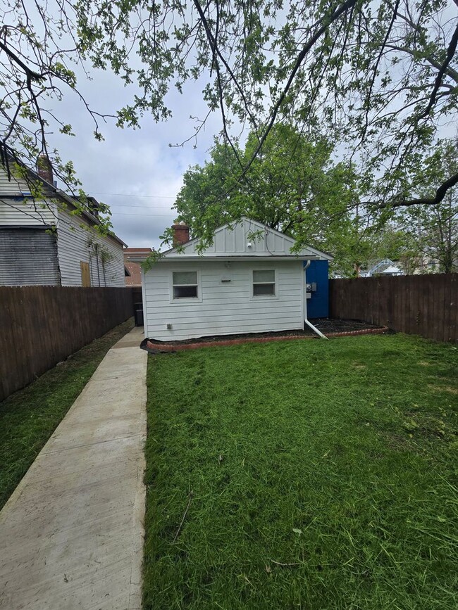 Building Photo - 2 BEDROOM SINGLE FAMILY