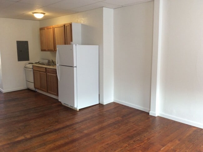 Building Photo - 2 Bedroom 1 Bath 2nd Floor Apartment in East End of York City