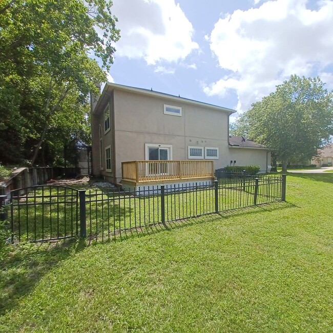 Building Photo - Gorgeous 3 BR 2 BA Lake View Rental