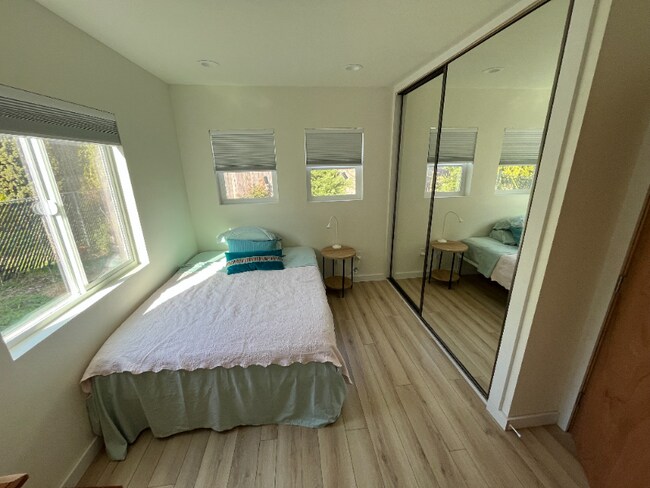 Building Photo - 632 S Rochester St