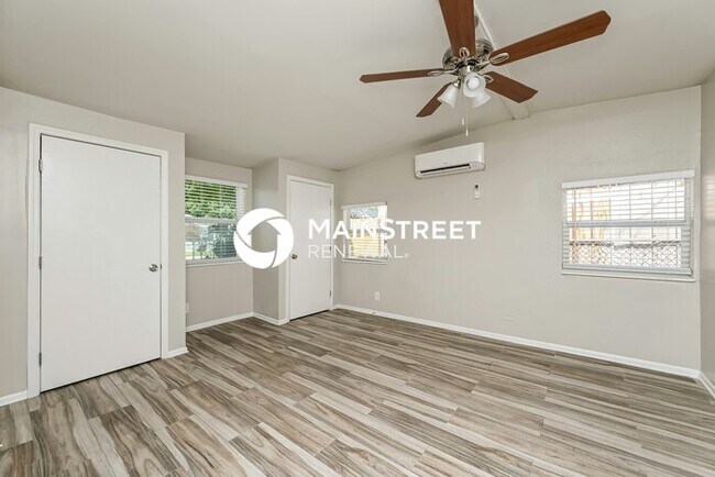 Building Photo - 3 Bedroom Pet-Friendly Home in Tampa, FL with Main Street Renewal