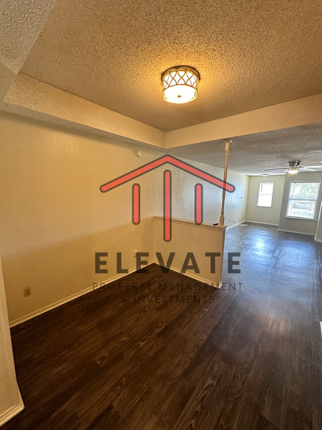 Building Photo - Cozy 2 bed/2bath duplex nestled in Moore E...