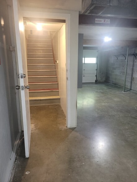 Building Photo - 922 S 74th St