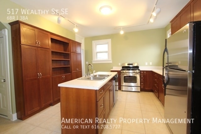 Building Photo - 517 Wealthy St SE