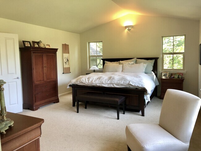 Building Photo - Gorgeous Bainbridge Estate available now.....