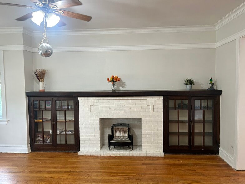 Living Room - 5021 W Belden St