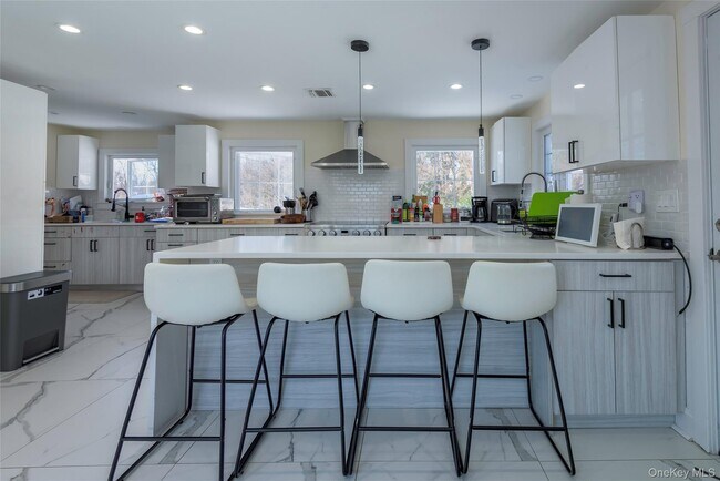 Building Photo - 20 N Ravine Rd