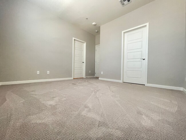 Building Photo - This spectacular 3-bed condo located acros...