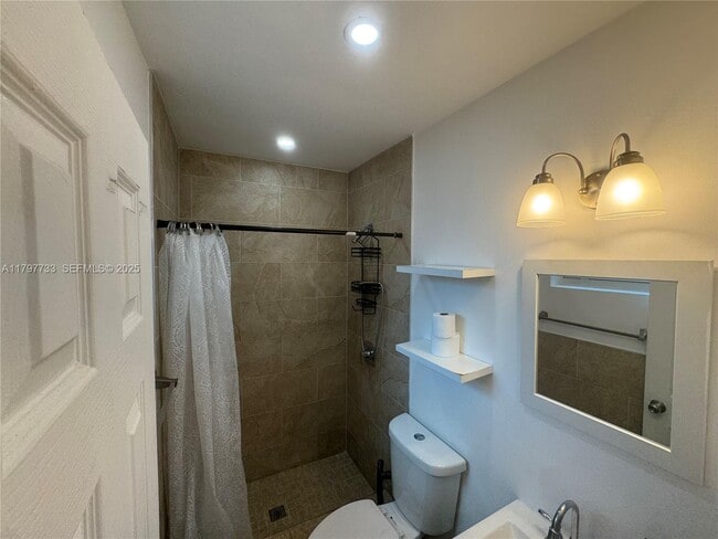 Building Photo - 320 NE 160th St