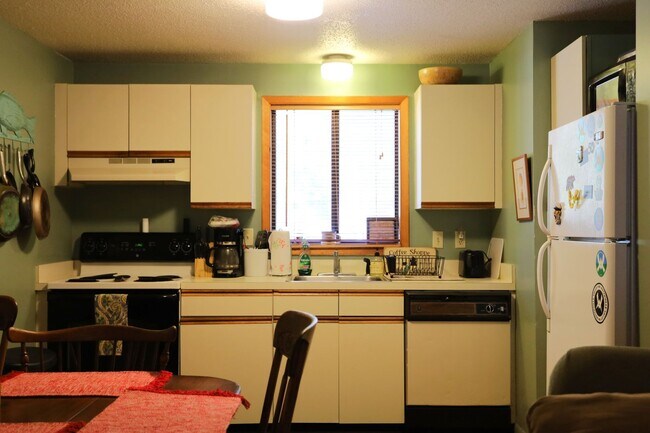 Building Photo - Seasonal 6 Month Lease Available! Charming 2-bedroom, 2-bathroom townhouse at Winterbrook Village