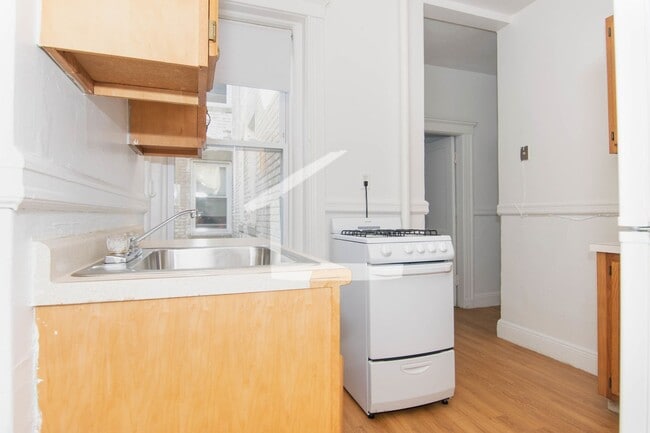 Building Photo - 9/1 No Fee! Split style 3BR w/balcony, heat inc!