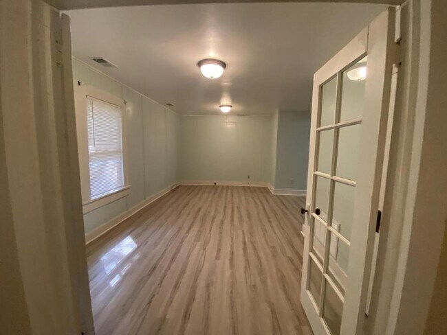 Building Photo - 175 E Beech St