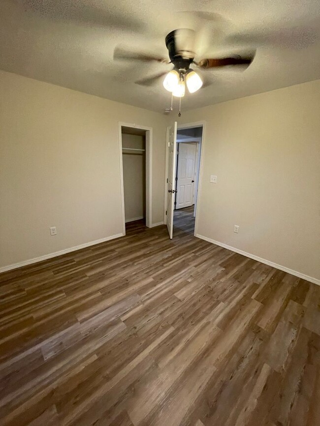 Building Photo - 6 Bed 2.5 Bath 2 Car Garage
