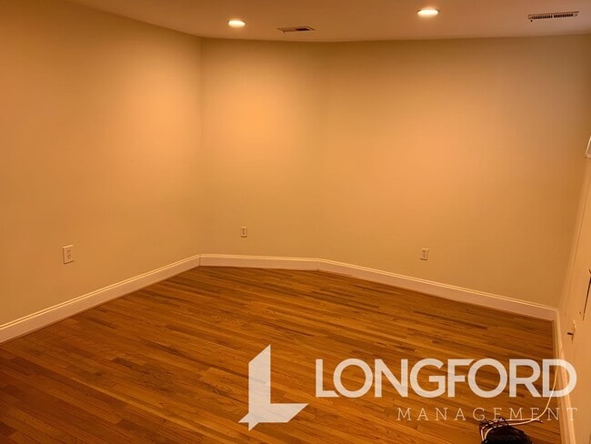 Building Photo - Spacious 2 Bed English Basement!  APPLY TO...