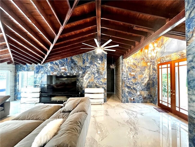 Building Photo - 720 NE 28th Ave