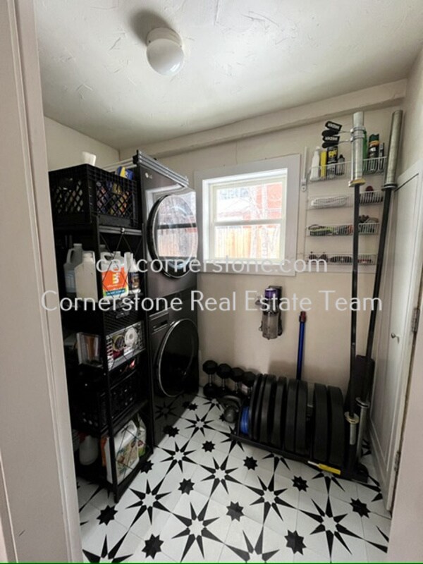 Building Photo - 604 W Brookside St