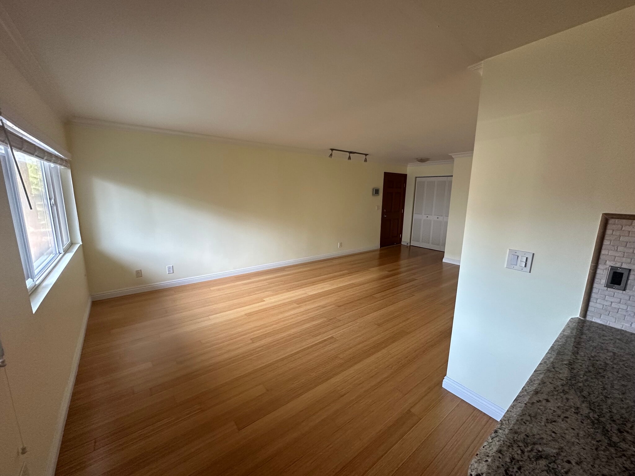 Building Photo - 1154 S Barrington Ave