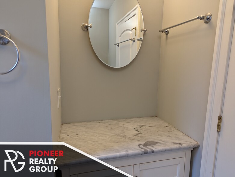 Building Photo - 546 W Surf St