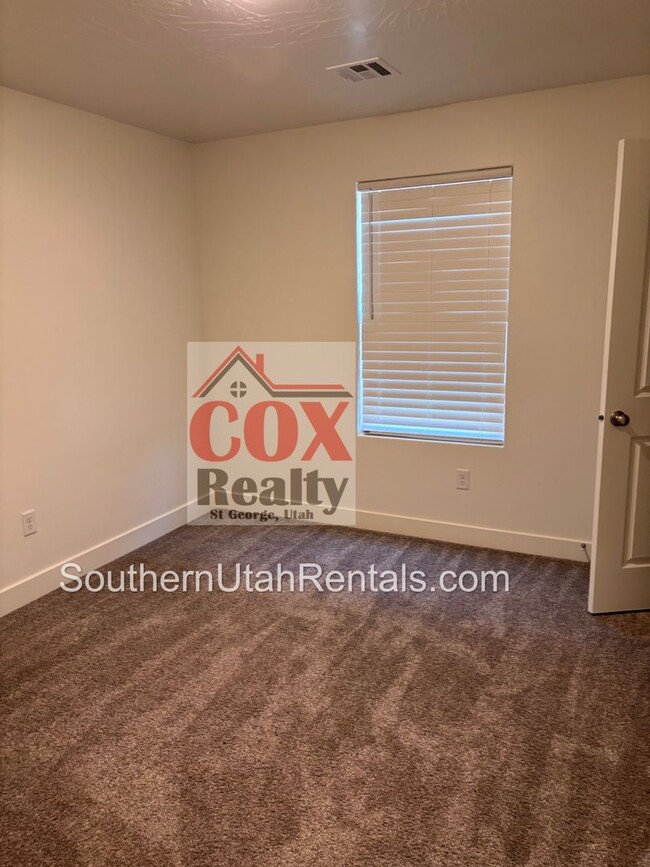 Building Photo - 4 bed / 2.5 bath / 2 car Desert Canyons house