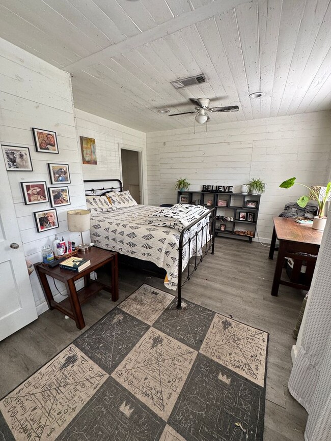 Building Photo - Historic 3 bedroom Home in downtown Clarks...
