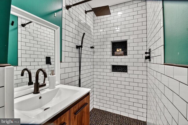 Building Photo - 1027 6th St NE