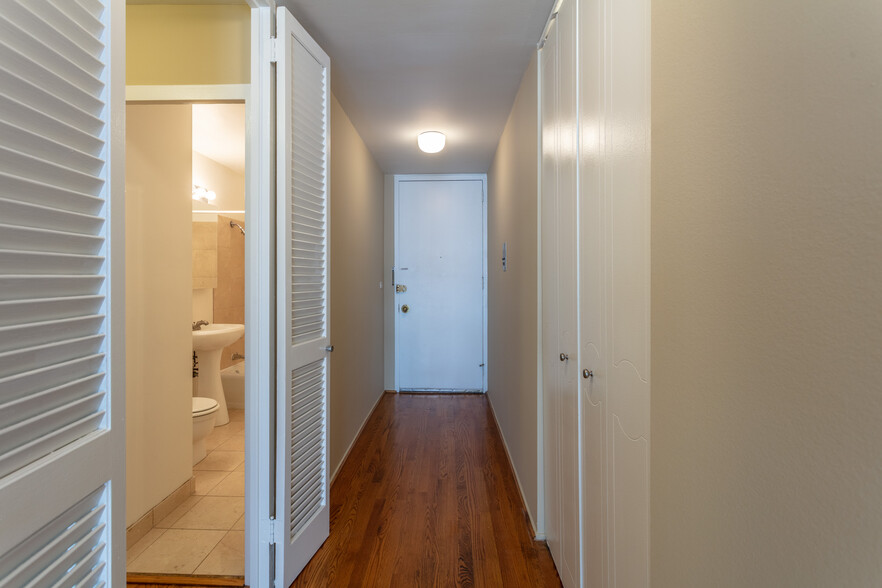 Entrance Hall & Bathroom - 21 W Goethe St